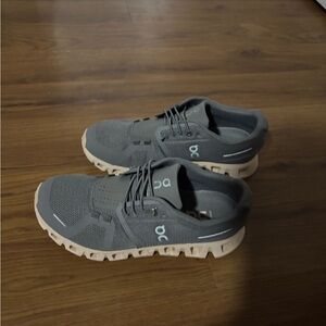 On Cloud Women’s Gray and Tan Shoes 6.5
